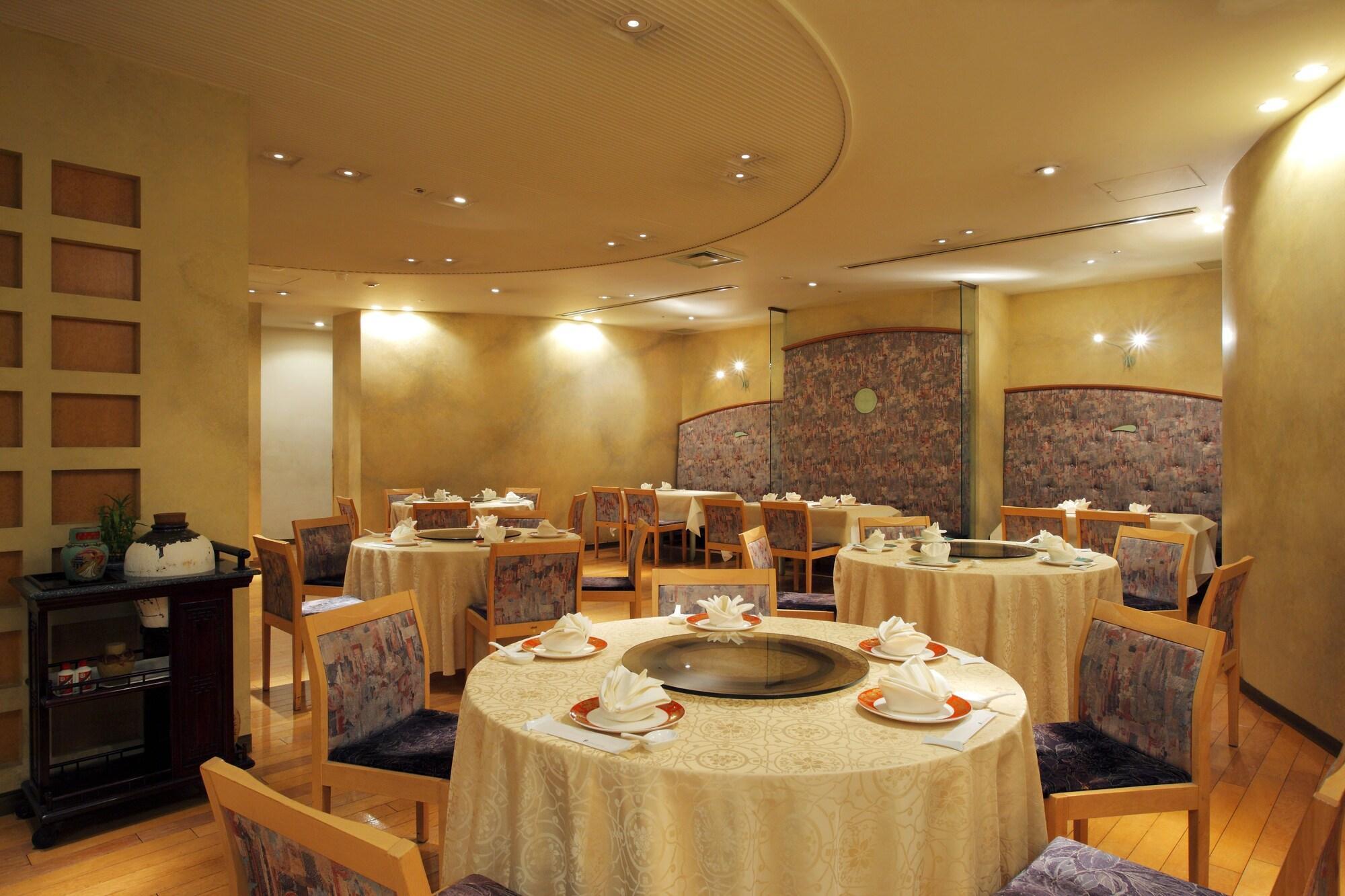 Royton Sapporo Hotel Экстерьер фото Interior of a restaurant in Hong Kong